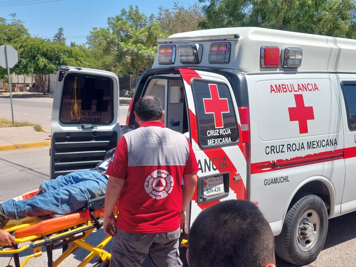 Motociclista resulta lesionado tras choque contra un automóvil en la colonia Morelos, en Guamúchil