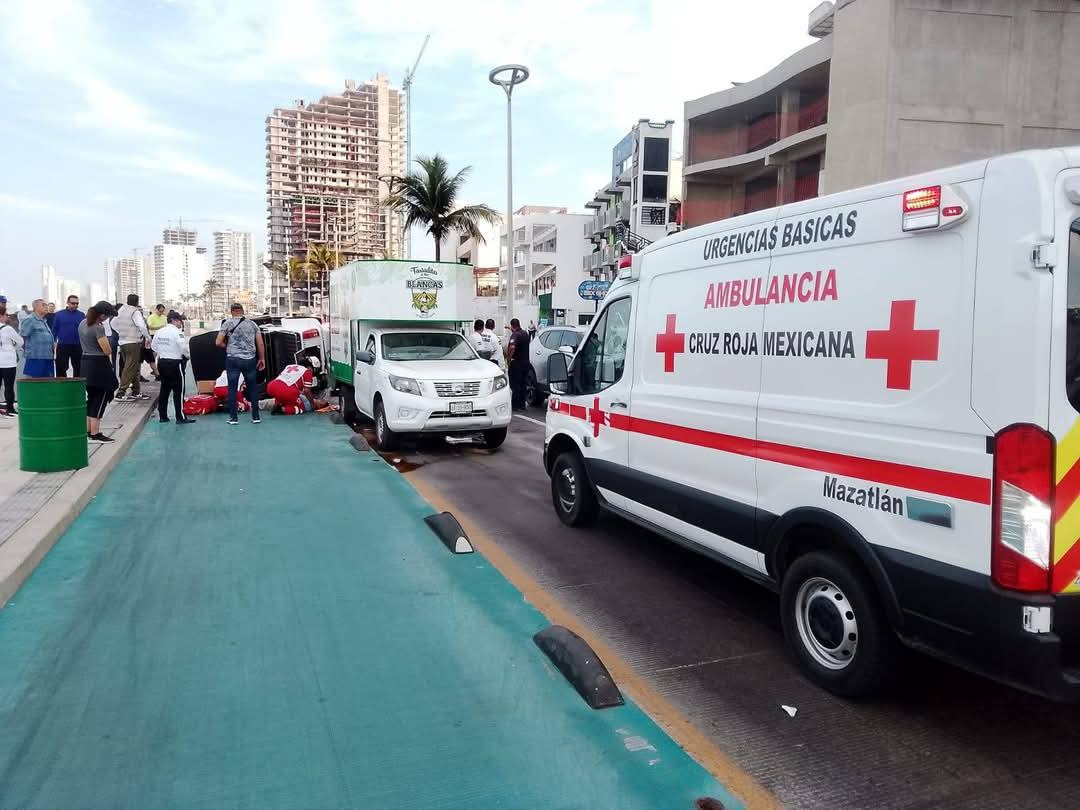 Choque múltiple en el Malecón de Mazatlán deja una persona lesionada