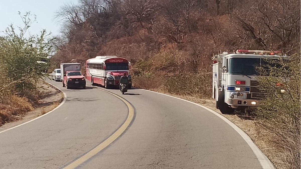 Cierran circulación en carretera libre México 15 por accidente de tracto-camión en Concordia