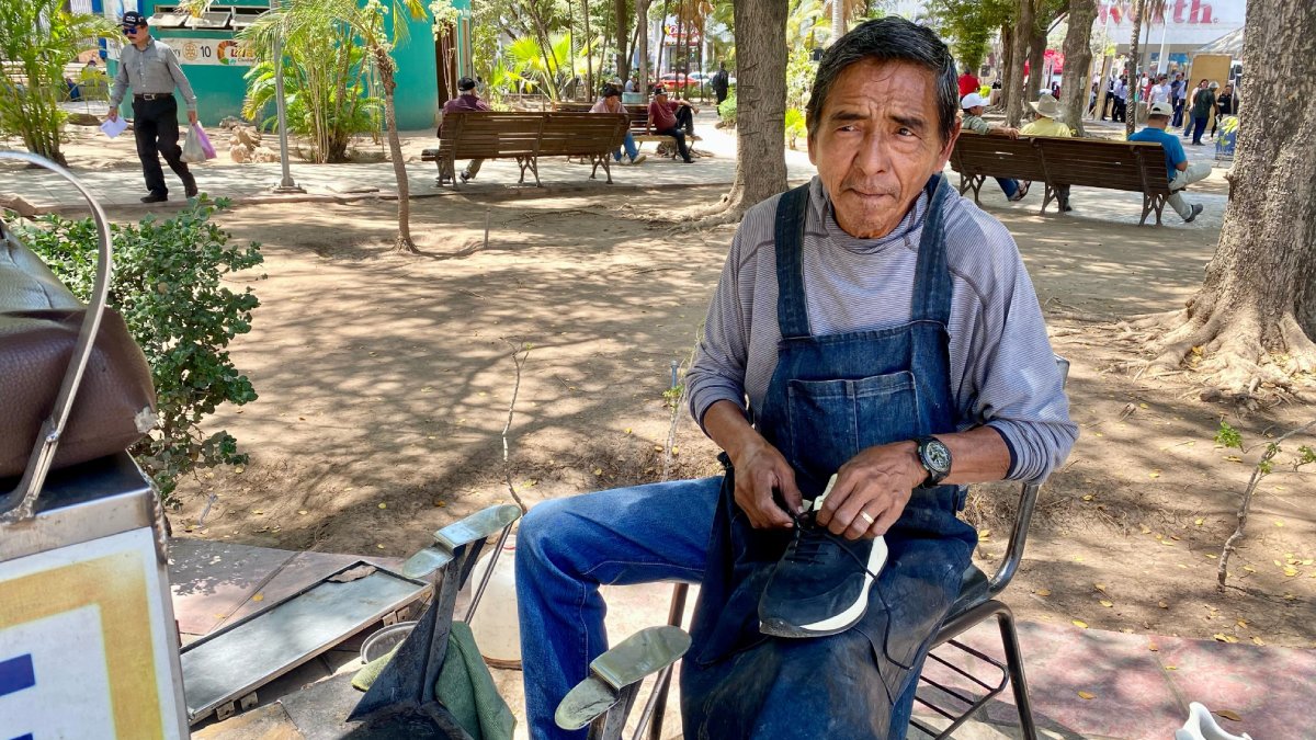 Desde hace 30 años, Don Amado lustra zapatos y se adapta para mantenerse en Culiacán