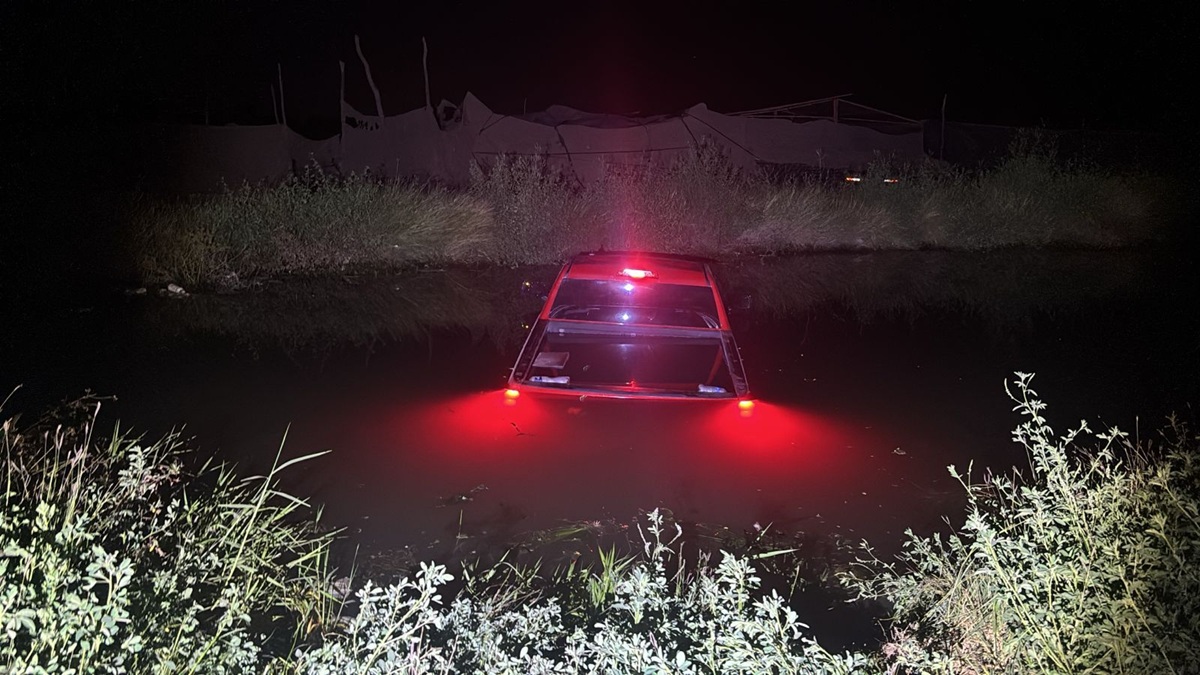 Joven pierde el control de su camioneta y termina en canal, en Guasave