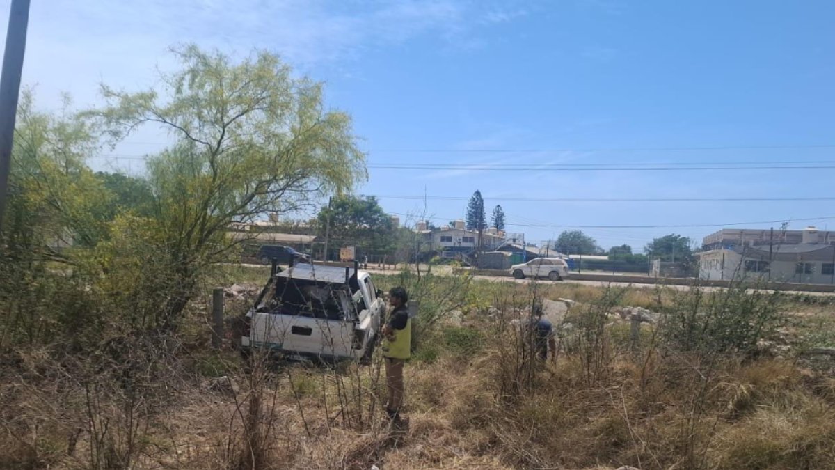 Conductor resulta ileso al sufrir una salida de camino en Guasave