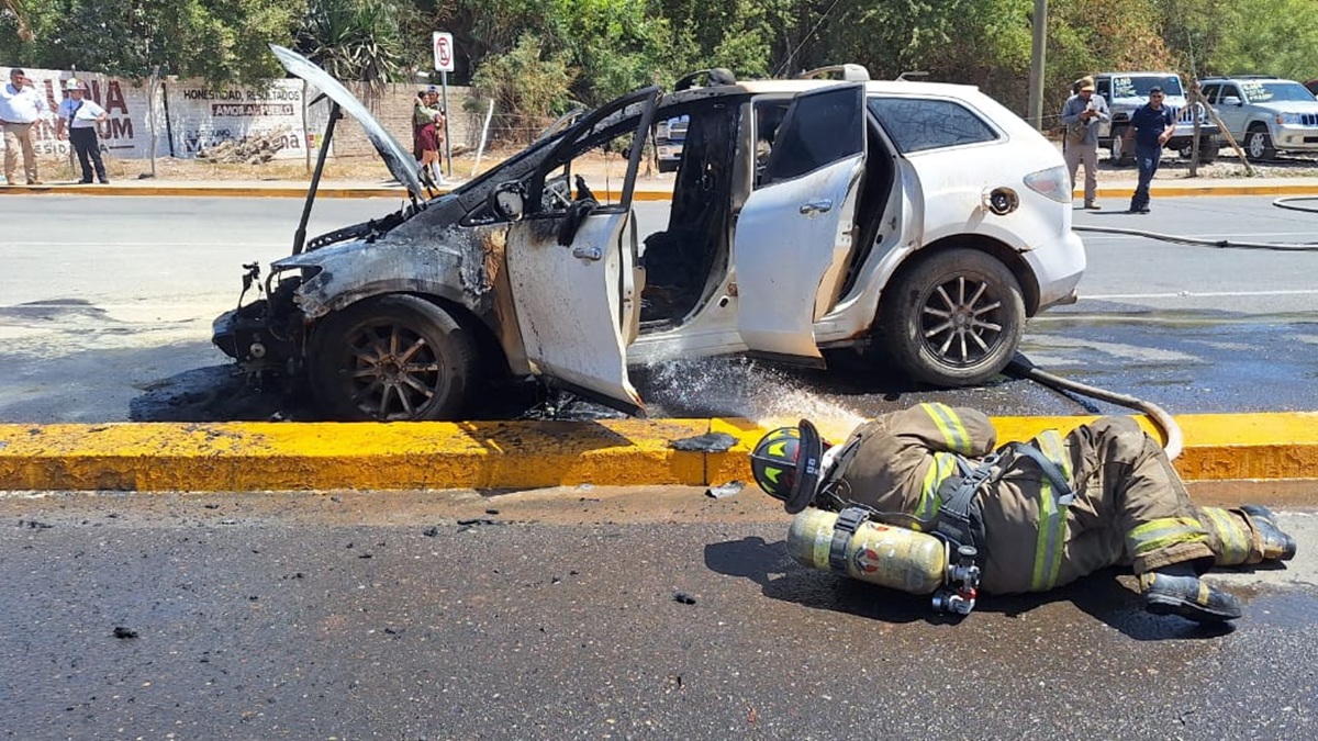 Cortocircuito provoca incendio de vagoneta, en Guasave