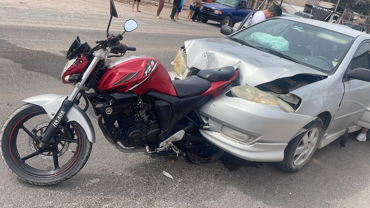 Accidente entre moto y vehículo deja cuatro lesionados en Mochicahui, El Fuerte