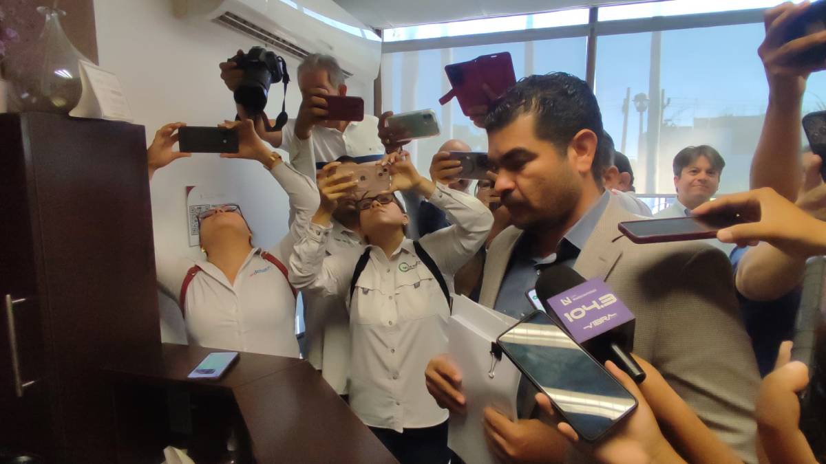 Entrega Congreso de Sinaloa notificación de proceso de desafuero de Vargas en Palacio de Ahome