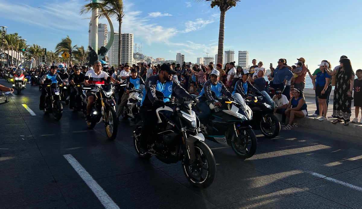 Retumba el malecón de Mazatlán con el Desfile de la Semana Internacional de la Moto 2025