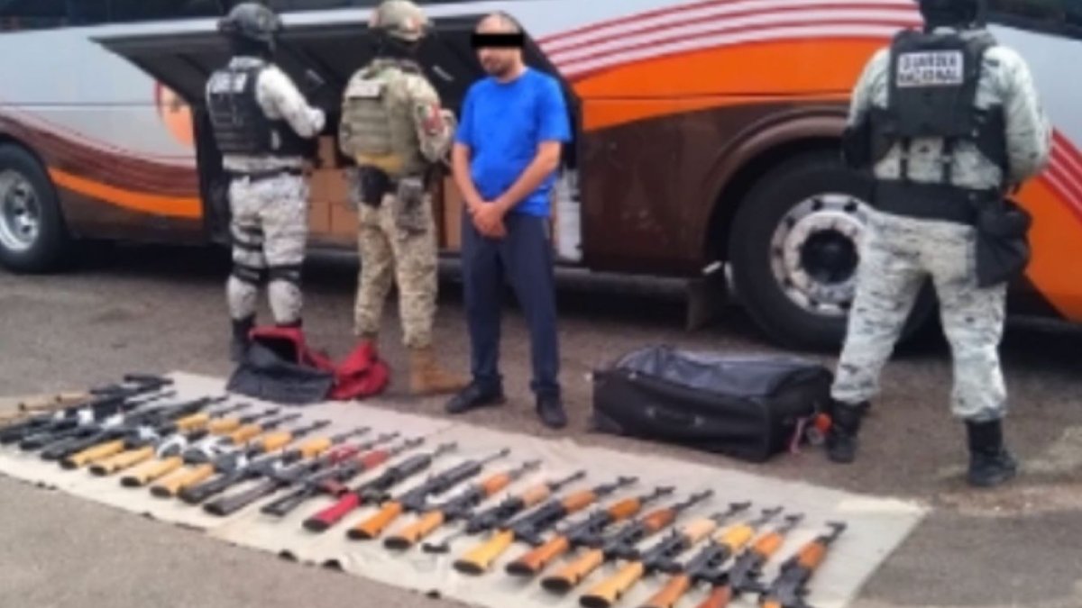 ¡Las traía en maletas! Tras inspección a autobús, detienen a civil con 22 “cuernos de chivo” y 7 armas cortas en caseta de Costa Rica