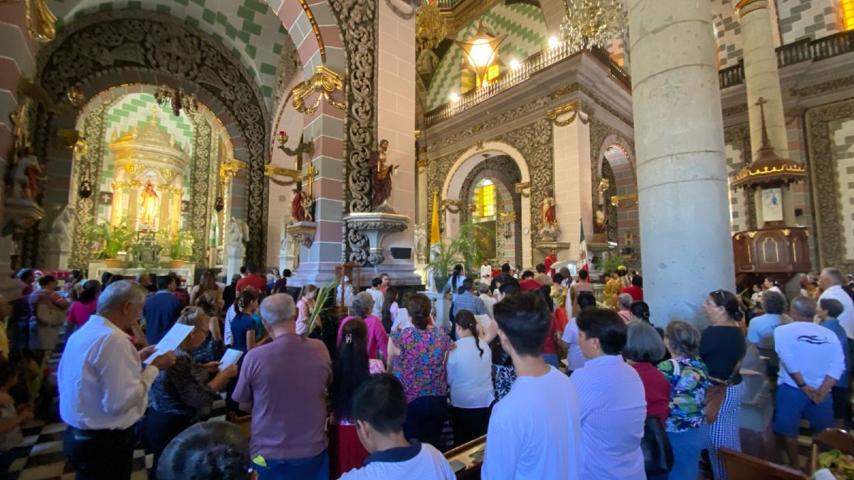 Decenas de fieles abarrotan la Catedral de Mazatlán durante el Domingo de Ramos