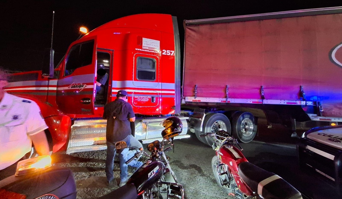 Accidente entre tráiler y motocicleta deja una pareja de adultos lesionados en Aguaruto, Culiacán