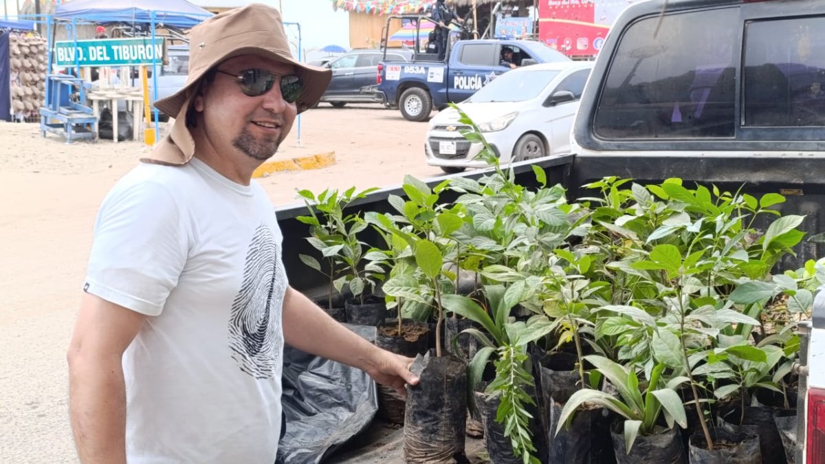 Ecología regala plantas a ciudadanos que sí recogen su basura en balnearios de Guasave