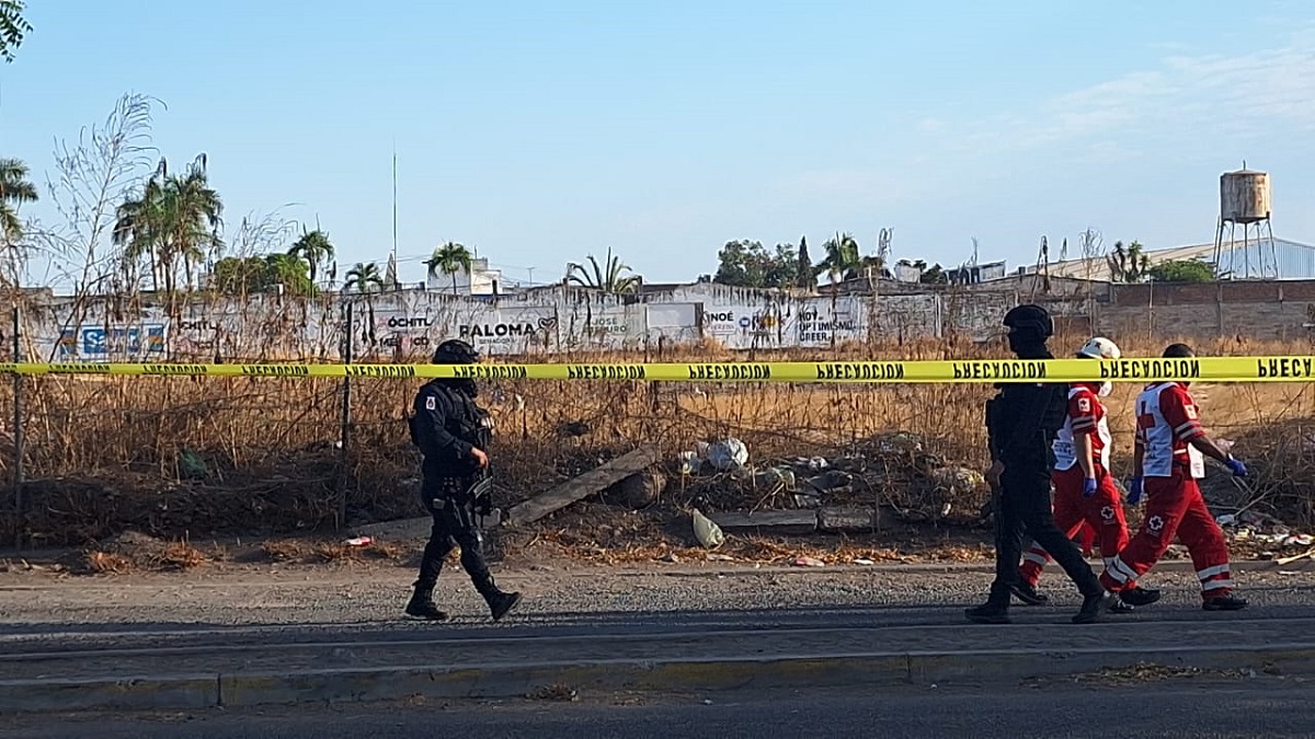 Atado de manos y con balazos abandonan cadáver frente al Mercado de Abastos de Culiacán