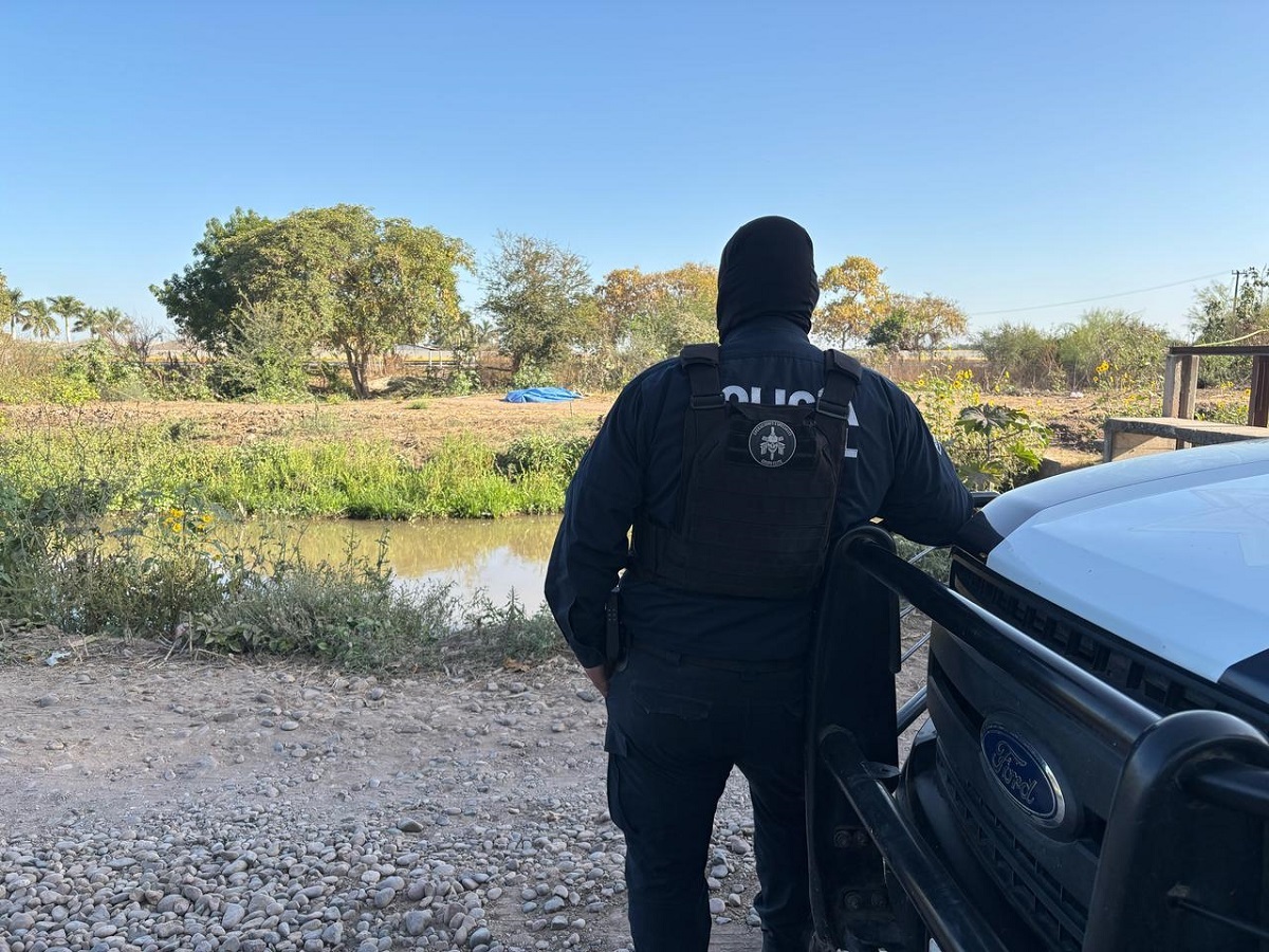 Encintado de pies y el rostro hallan ejecutado a un hombre a lado de un canal del Campo Balbuena, Navolato