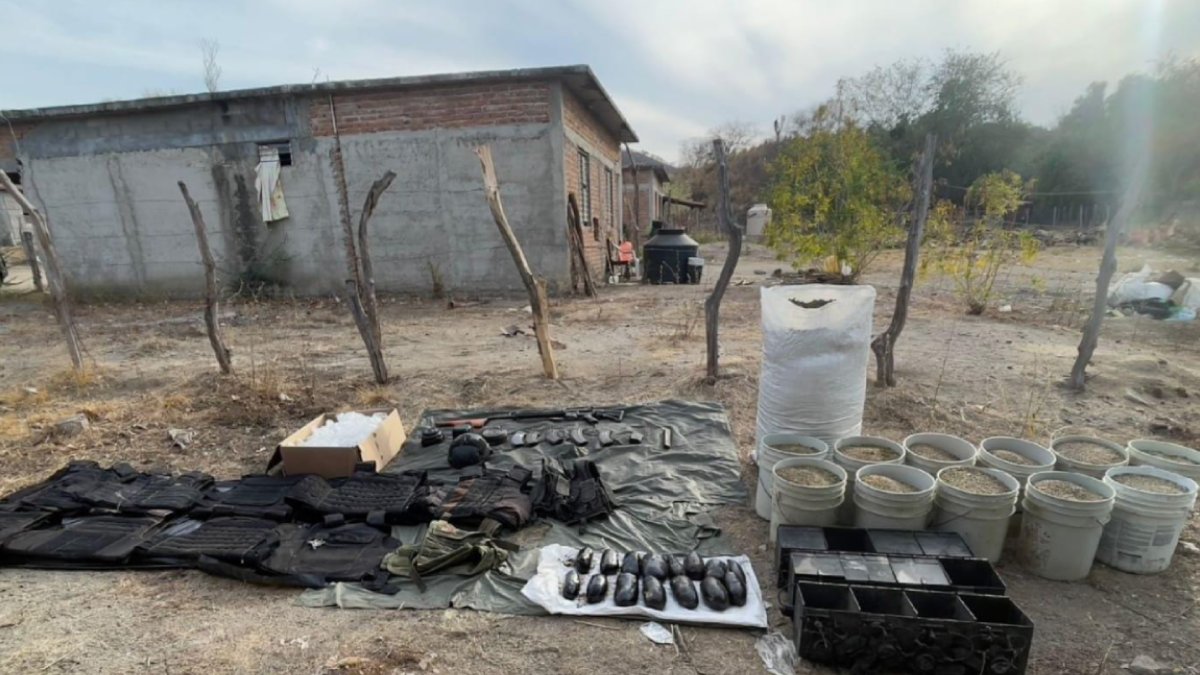 Ejército Mexicano asegura armamento, presunta droga y artefactos ponchallantas en Mazatlán