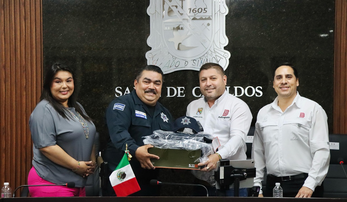 Policías de Badiraguato reciben uniformes; alcalde refrenda compromiso con elementos de seguridad