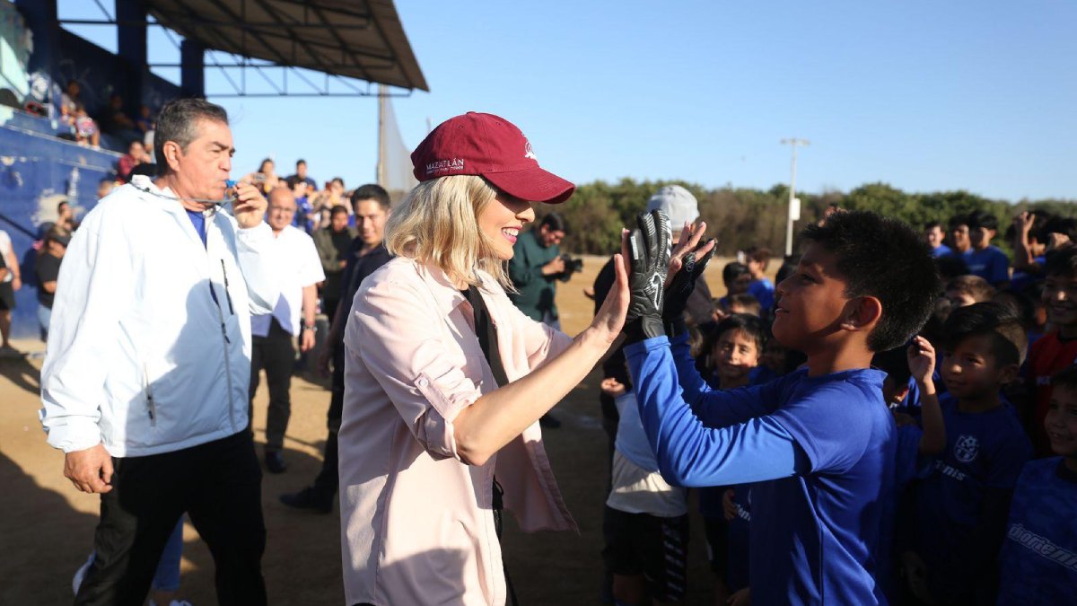 Estrella Palacios supervisa campos de futbol del Infiernillo; busca mejorar los espacios deportivos en Mazatlán