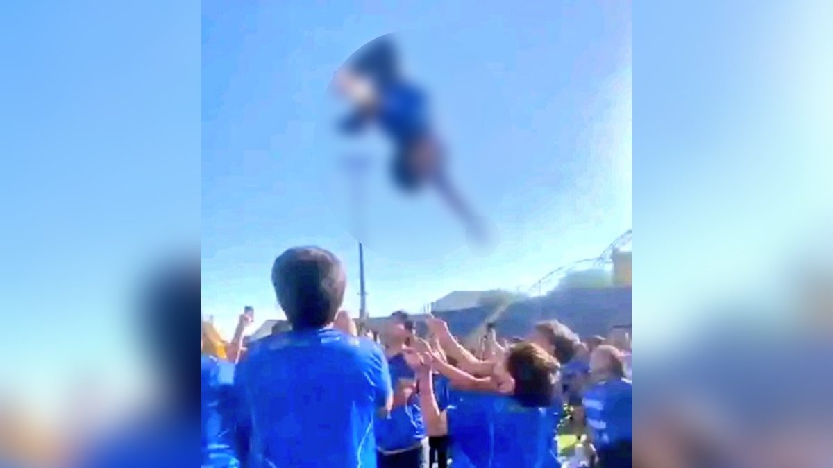 Fuerte video | Jóvenes lanzan a estudiante de prepa al aire y lo dejan caer en la UANL ¿Cuál es su estado?