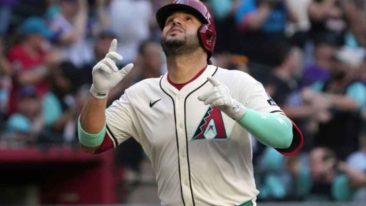 Eugenio Suárez conecta cuatro cuadrangulares en un mismo juego en Las Mayores 2025