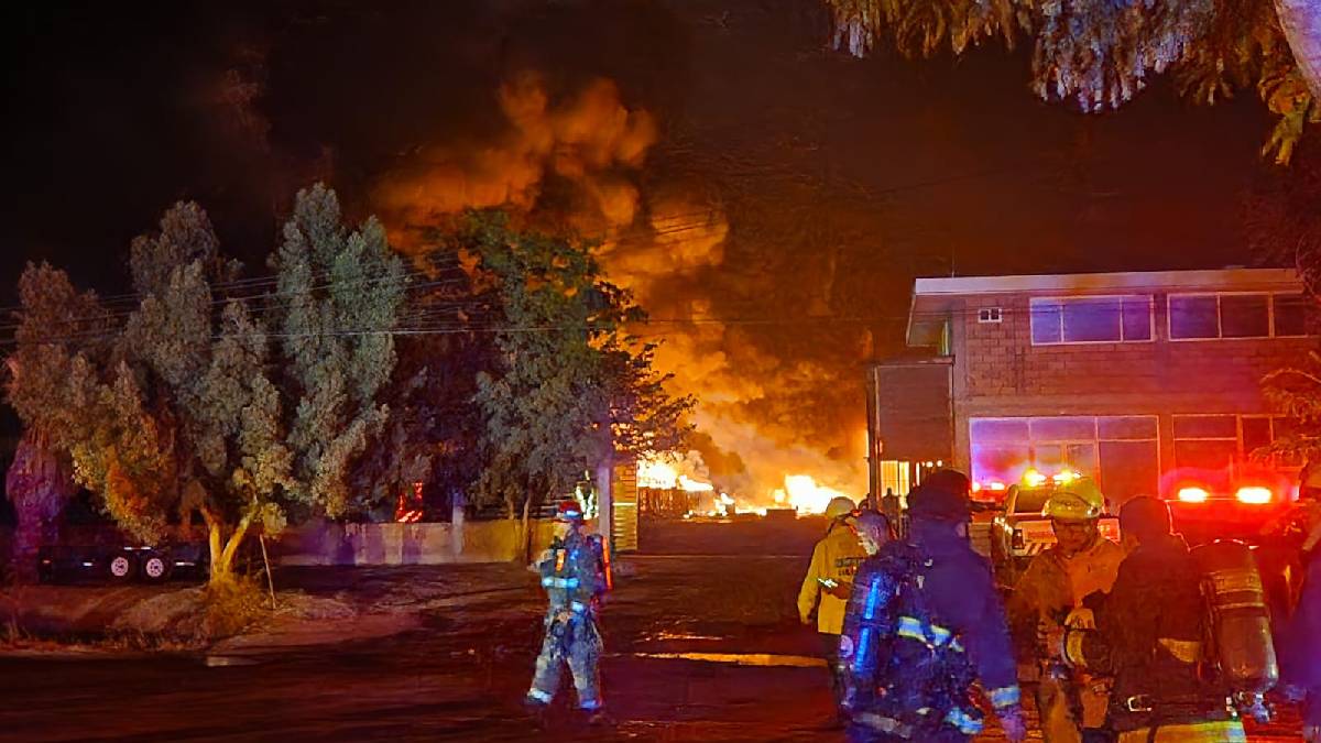 ¡Hubo explosiones! Arde en llamas planta de diésel en yarda al sur de Culiacán