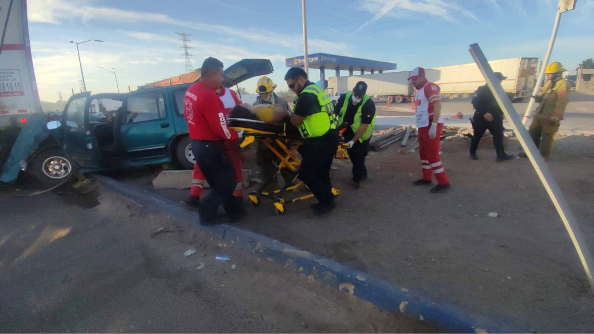 ¡Viajaban de Chihuahua a Culiacán! Familia sufre accidente en la México 15, en las inmediaciones de Juan José Ríos