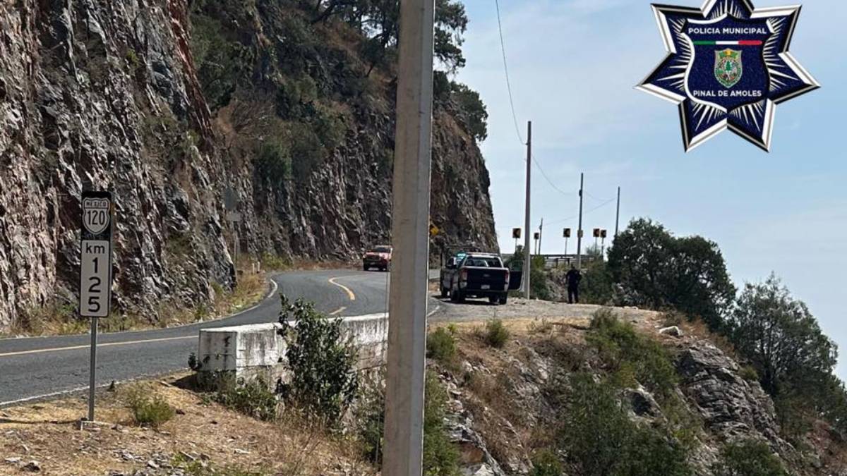 Familia se salva después de que su auto cae a un barranco en Querétaro