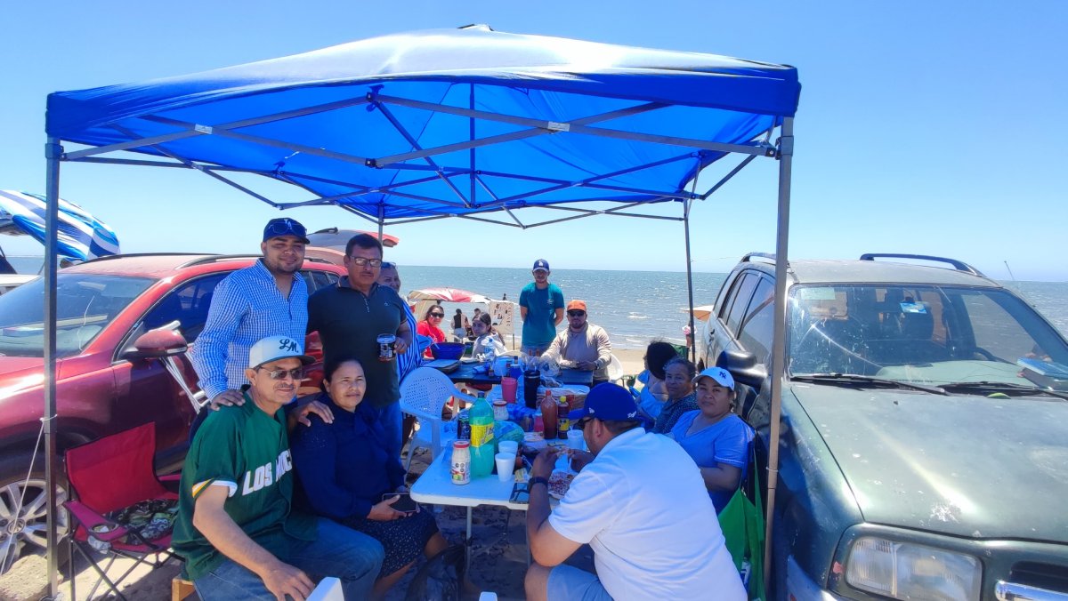 Familias disfrutan del último día de la Semana Mayor en playas de El Maviri