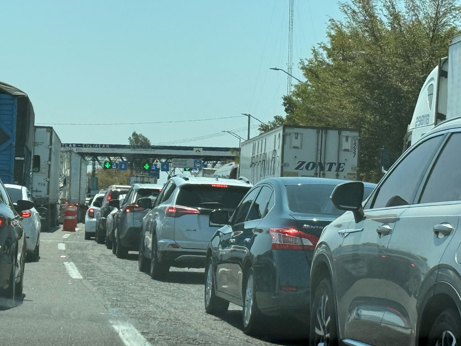 Reportan filas kilométricas en la caseta de Costa Rica, maxipista Culiacán-Mazatlán