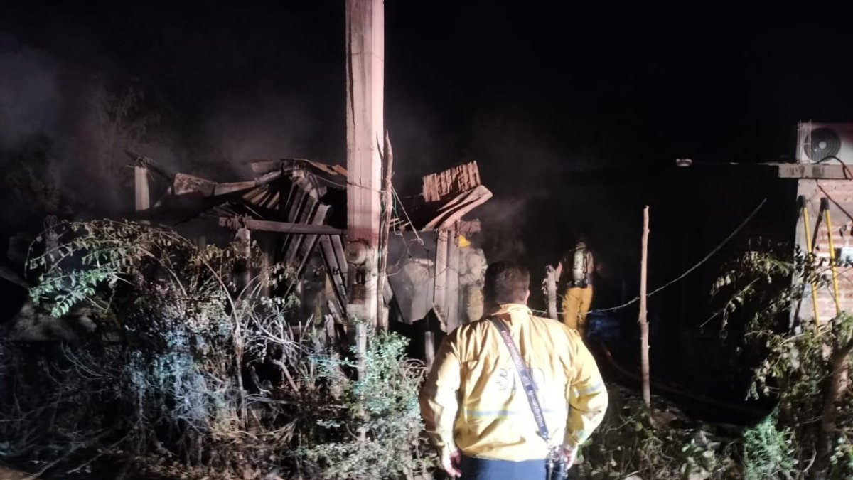 Fuego arrasa con una vivienda de lámina y de madera en el ejido Amapal de Juan José Ríos