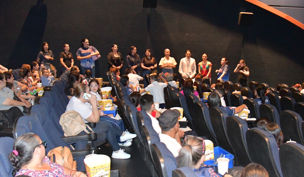 ¡Una función especial! Niños del CAM disfrutan del cine gracias al DIF de Salvador Alvarado