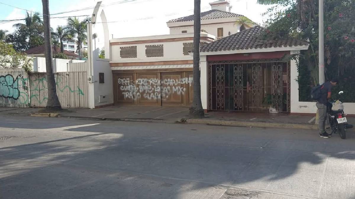 ¡Se sale de control! Pintan grafitis en casa de extranjero que ‘corrió’ de la banqueta a obrero en Mazatlán