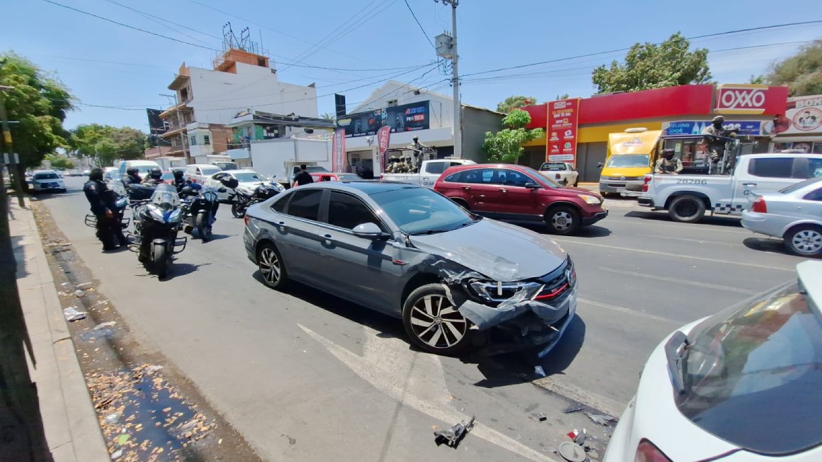 Grupo armado choca en pleno Centro de Culiacán y despoja otro vehículo