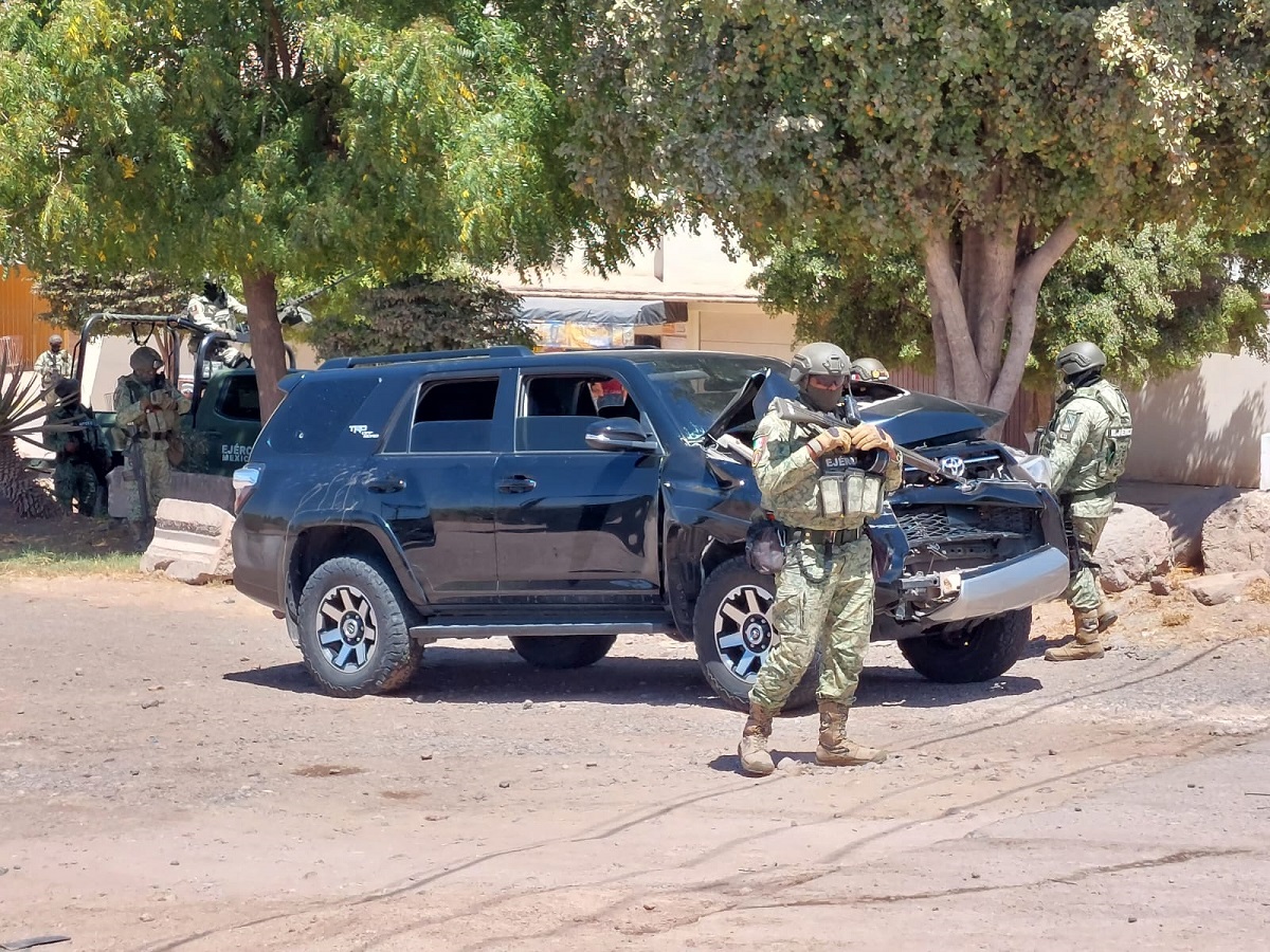 Ejército asegura camioneta con armamento tras persecución en la carretera Guamúchil-Angostura