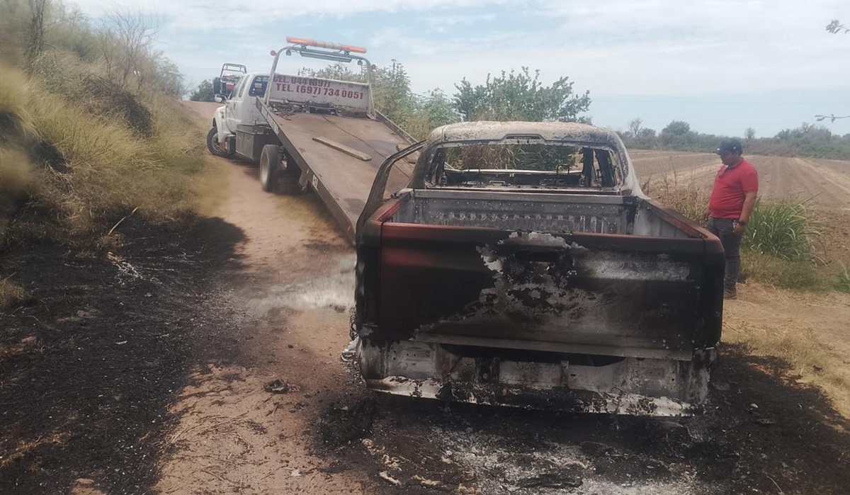 Localizan camioneta calcinada en Angostura; había sido despojada la madrugada de este miércoles