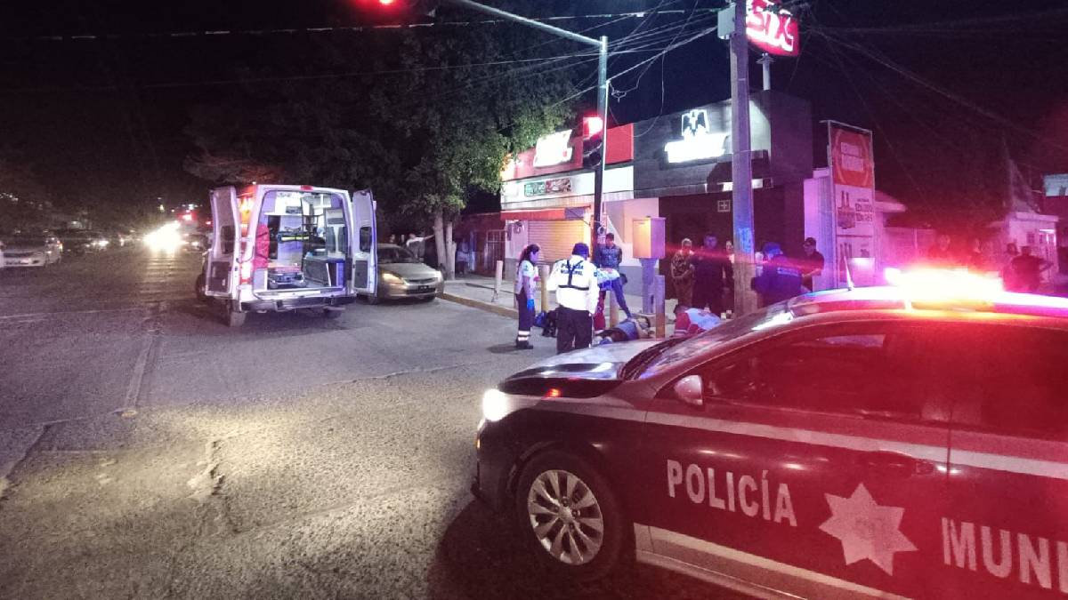 Pareja de hermanos en motocicleta resultan lesionado al ser chocados por un vehículo en Guasave