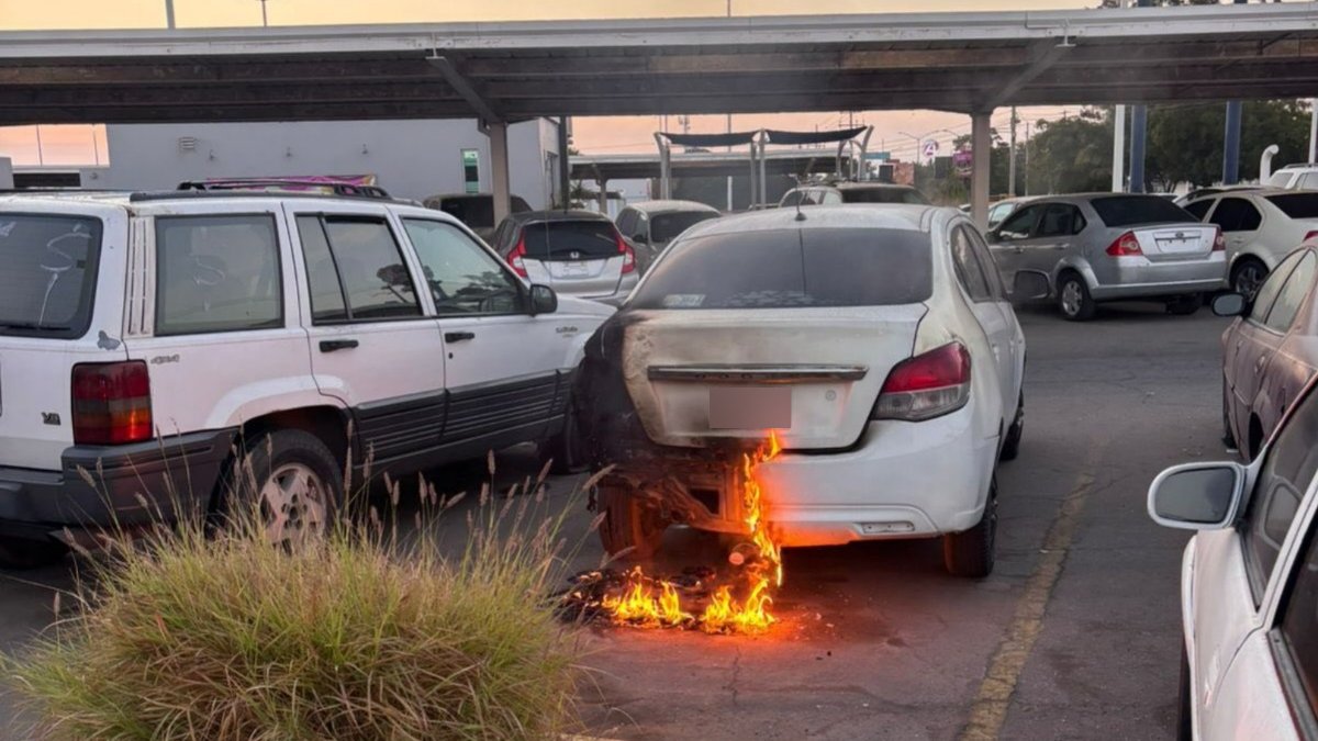 Se incendia carro en centro comercial en la avenida Insurgentes en Mazatlán