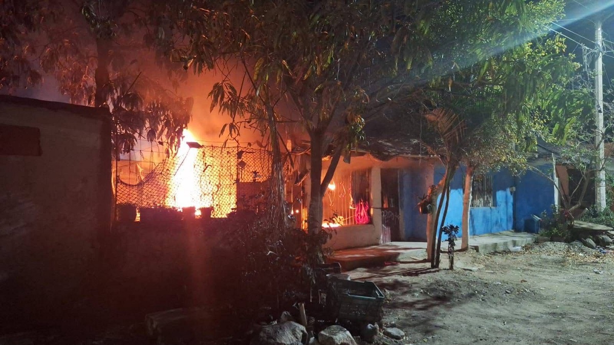 Voraz incendio consume interior de una casa en Villa Unión, Mazatlán