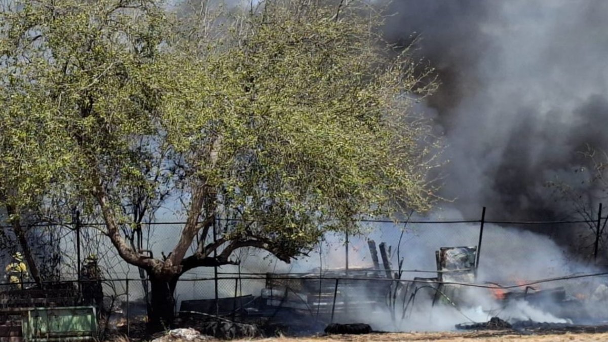 Se registra incendio de maleza y material reciclable a lado de bodega del sector Aeropuerto en Culiacán