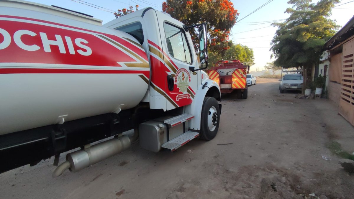 Incendio de dos freezers en un domicilio del Flores Magón, moviliza a cuerpos de auxilio de Los Mochis