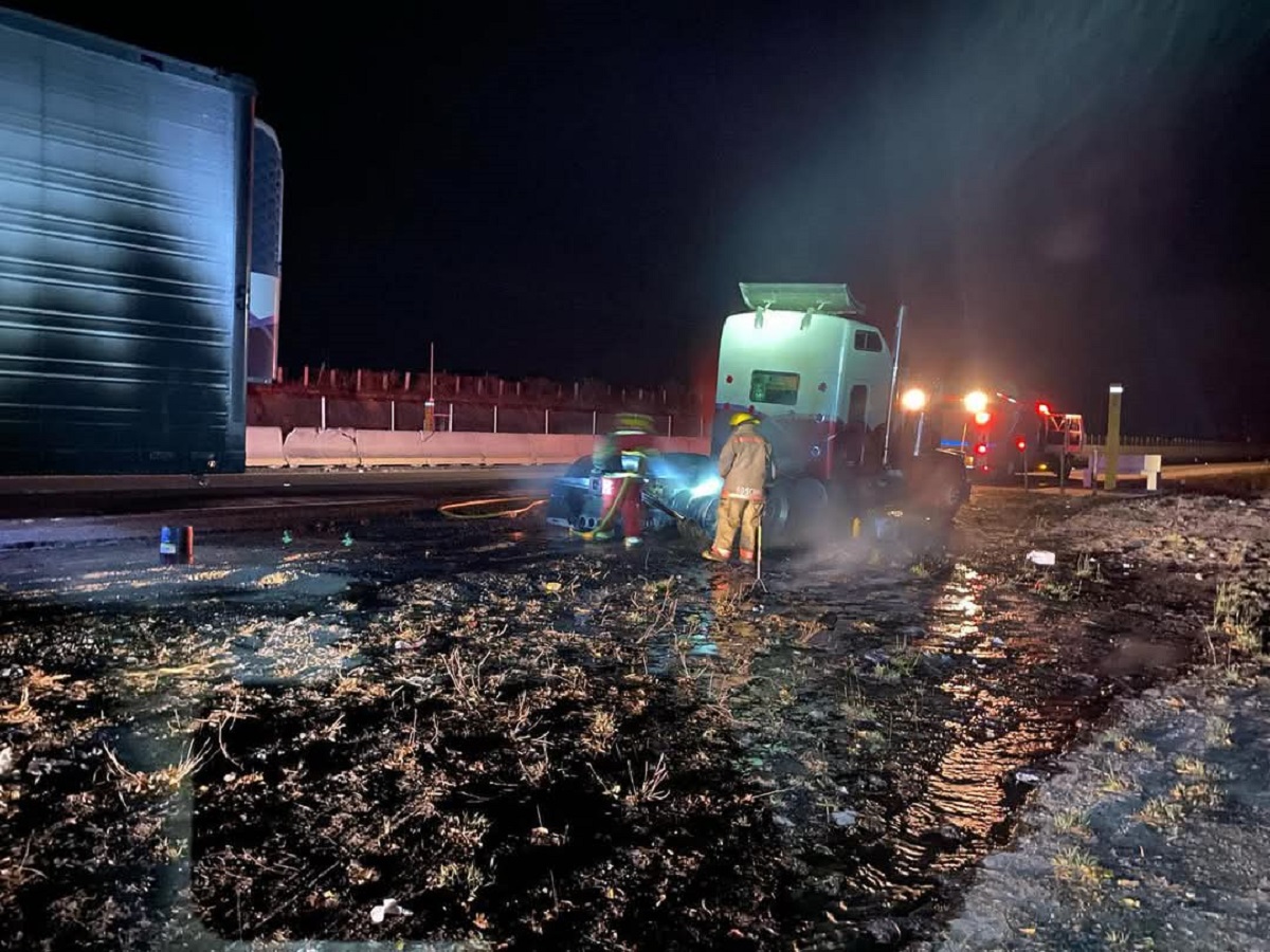 Se registra incendio de tráiler sobre la Maxipista Mazatlán-Culiacán