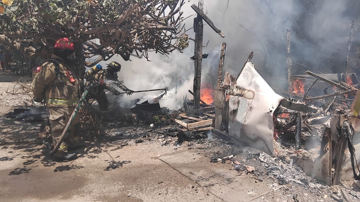 Se registra fuerte incendio de una vivienda en la colonia Azteca, en Mazatlán