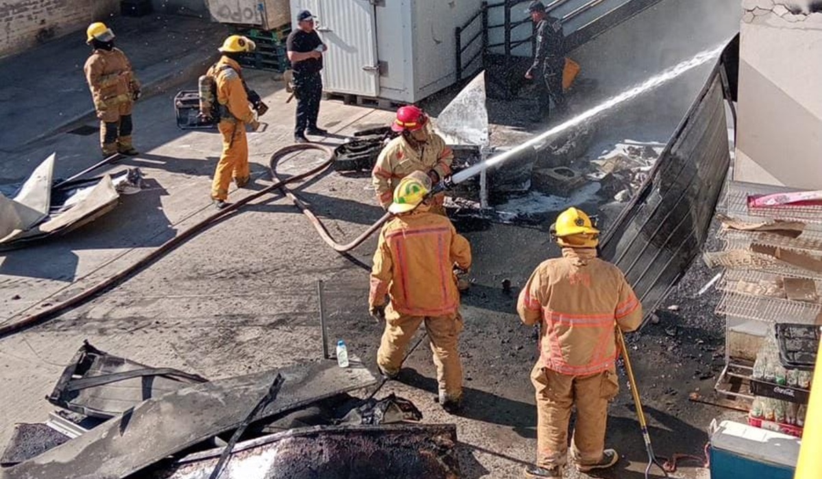 Incendio arrasa con parte de una bodega de abarrotes en Badiraguato