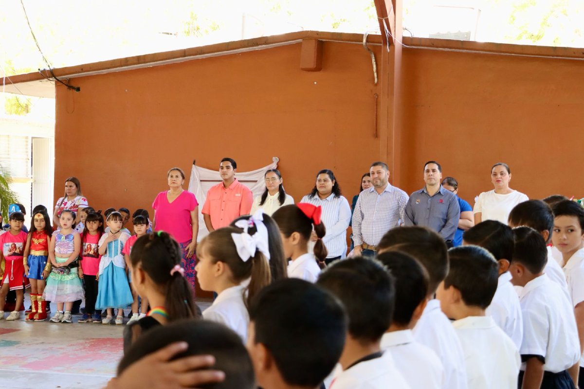 Alcalde de Badiraguato visita primaria en la alcaldía central; entrega equipo de sonido