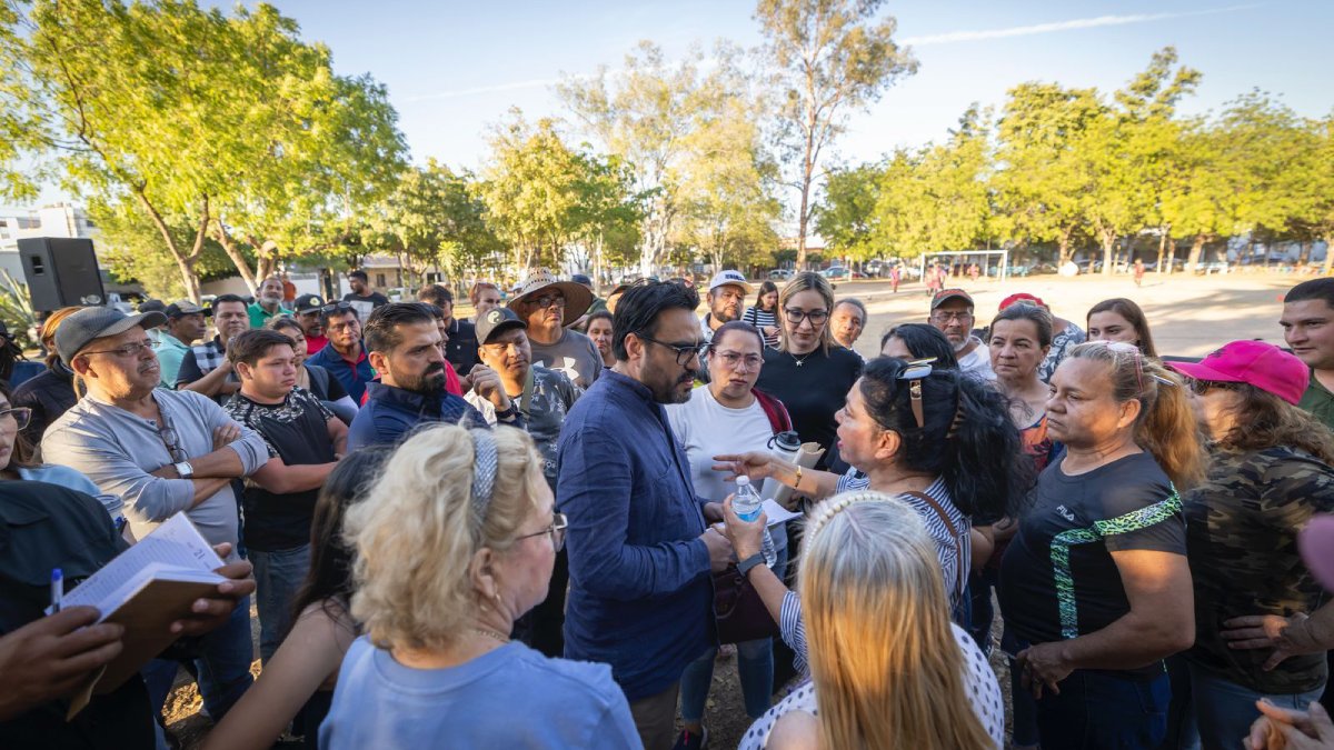 Se compromete Juan de Dios en mejorar calles y servicios públicos en Paseo de los Arcos y Fuentes del Valle