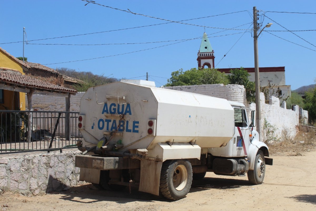 Ya padecen la sequía comunidades de Mazatlán, Jumapam les lleva pipas