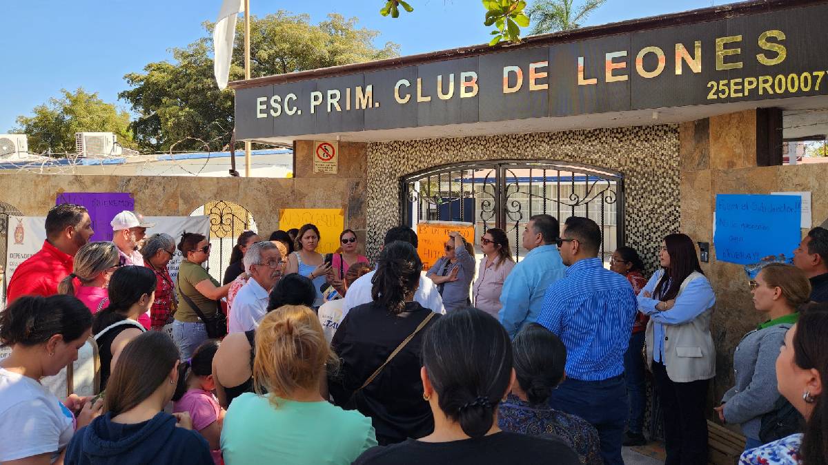 Madres de familia aceptan liberar escuela primaria Club de Leones tras reunión con representante de SEPyC