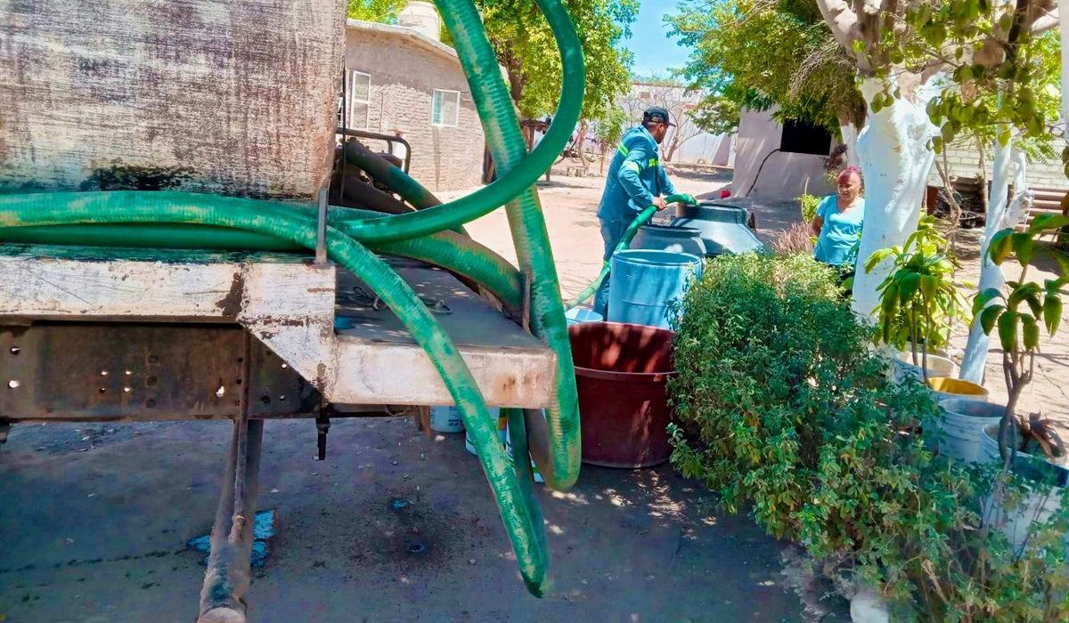 Atienden escasez de agua en colonias de Salvador Alvarado con distribución de pipas