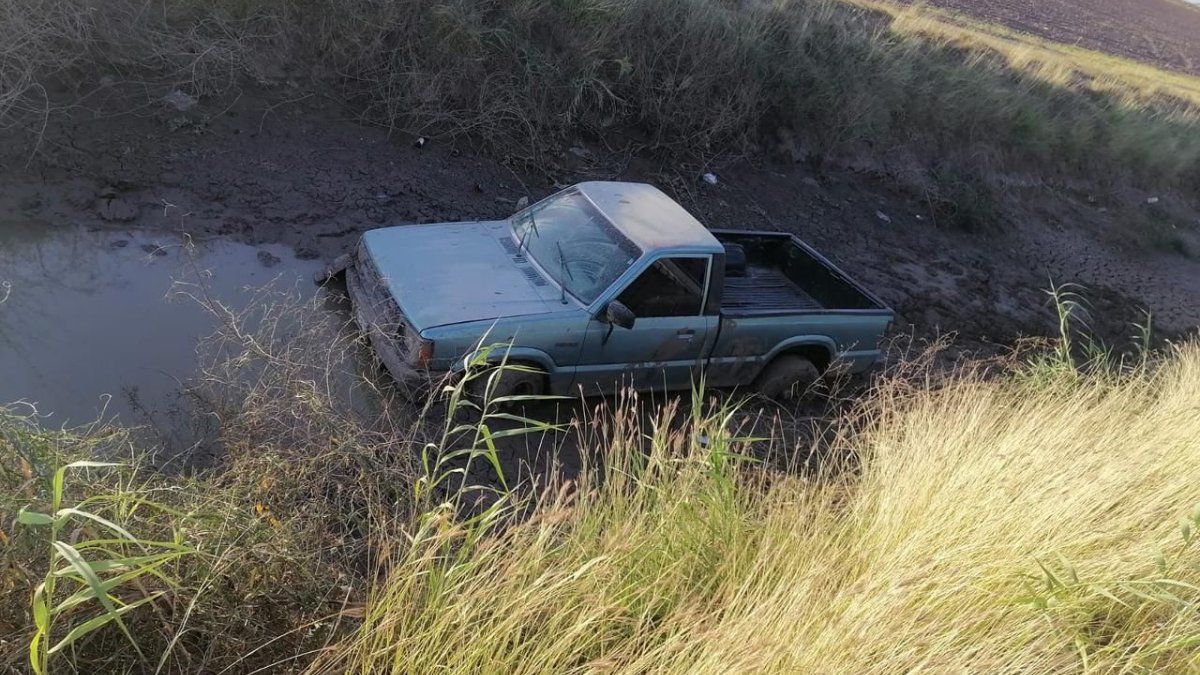 Abandonada y dentro de un canal, localizan una pickup en Guasave