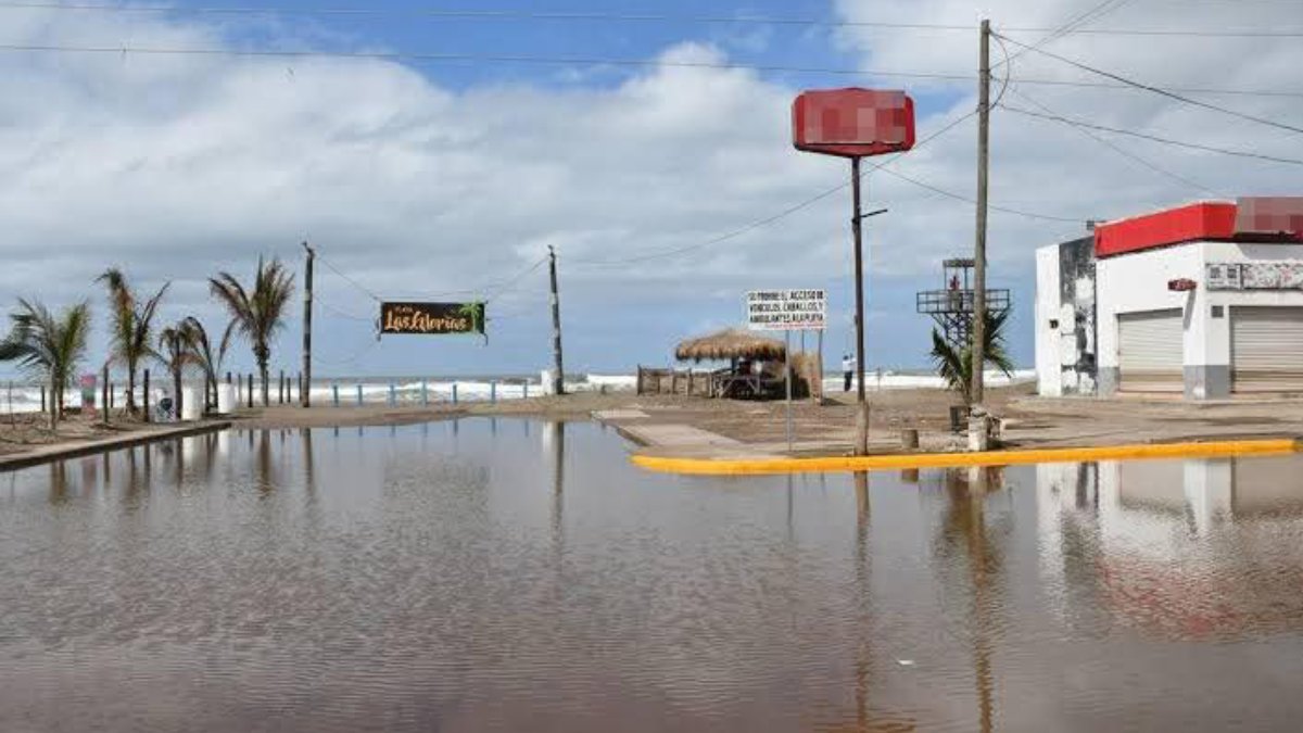 ¡Inundado hasta el bulevar Tiburón! Se registra mar de fondo en Guasave; playa sigue abierta