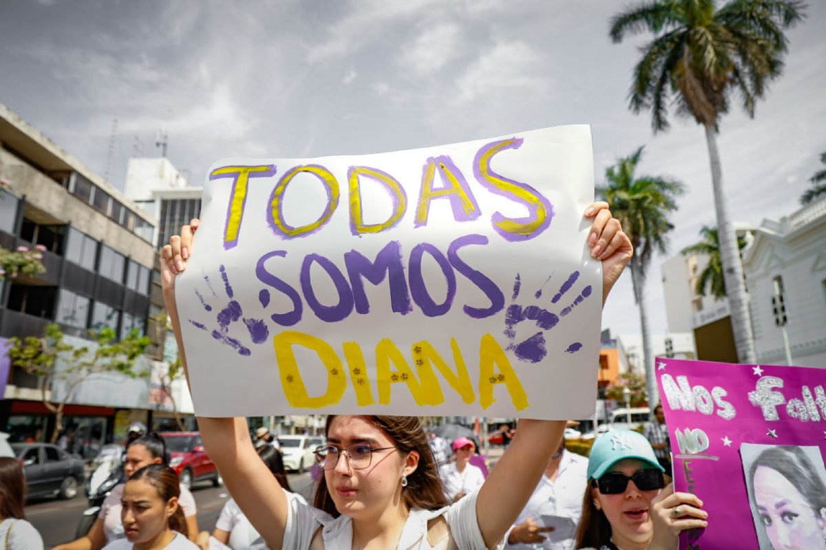 “Me dijo el licenciado que mi hija estaba de fiesta”: Madre de Diana Carrillo, marchan por su localización