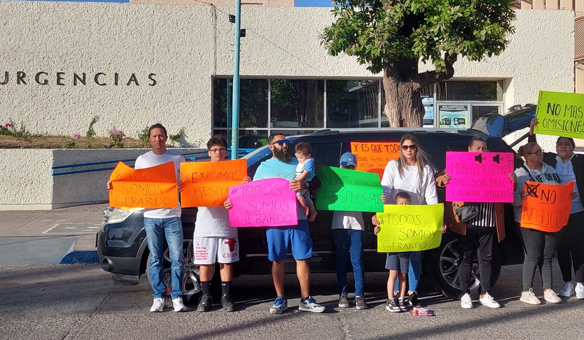 Familiares de víctimas de negligencia médica se manifiestan afuera del IMSS y marchan hacia la Vicefiscalía de Los Mochis