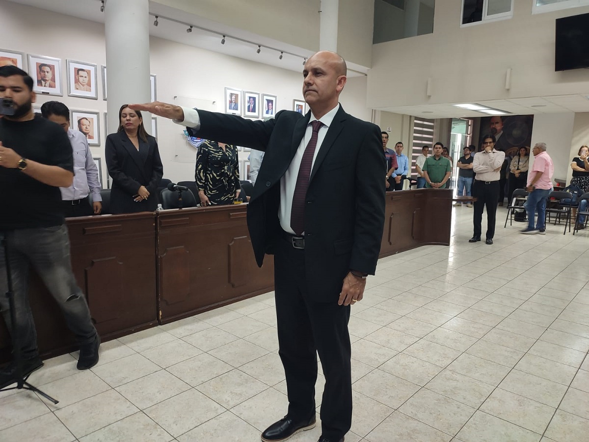 Nombran a Everardo Velarde como nuevo titular del OIC en Mazatlán; lo vinculan con funcionario estatal